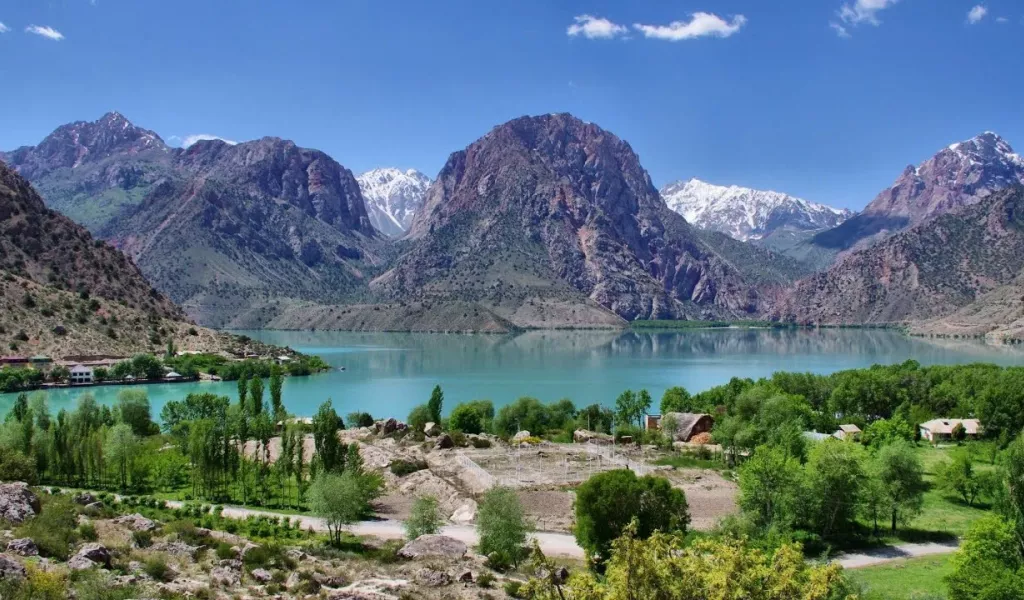 Турист из России побывал в кишлаке в Таджикистане: что его удивило в поведении местных