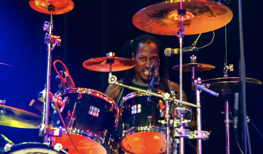 Умер барабанщик Red Hot Chili Peppers и Dead Kennedys Д.Х. Пелигро: причиной смерти стала случайная травма головы