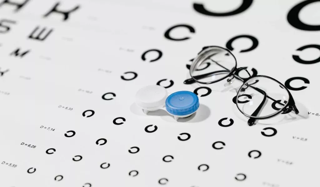 Офтальмолог рассказала, представителям каких профессий не стоит носить линзы