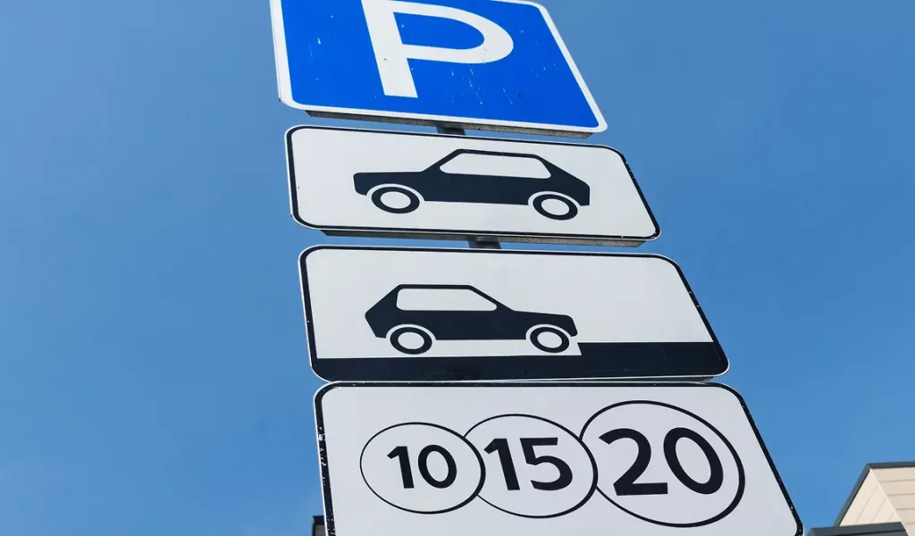 10 минут бесплатно: губернатор Ярославской области официально обозначил стоимость платной парковки авто