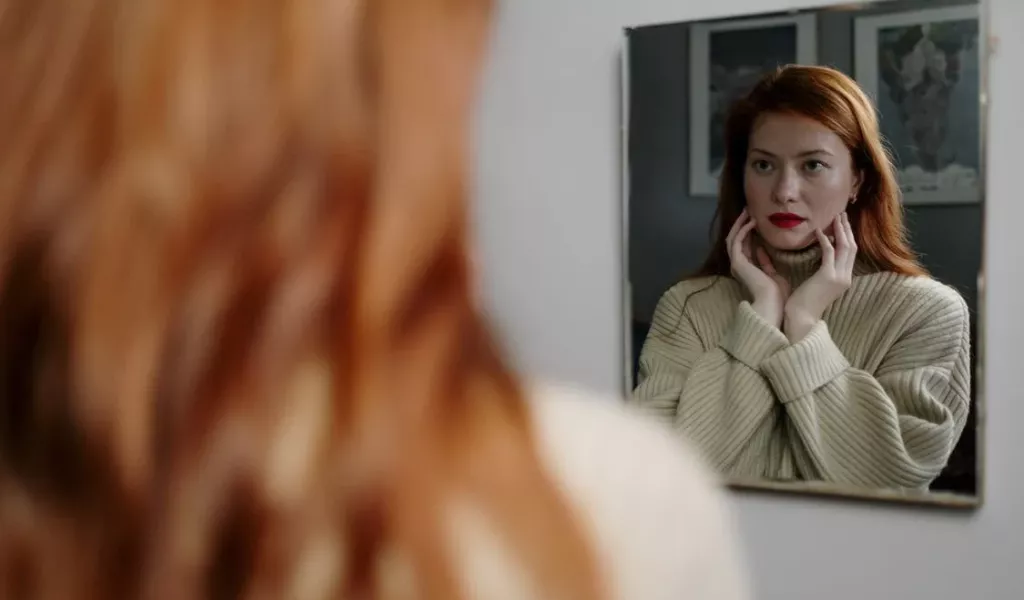 Дерматолог рассказала, каким проблемам с кожей подвержены рыжие люди