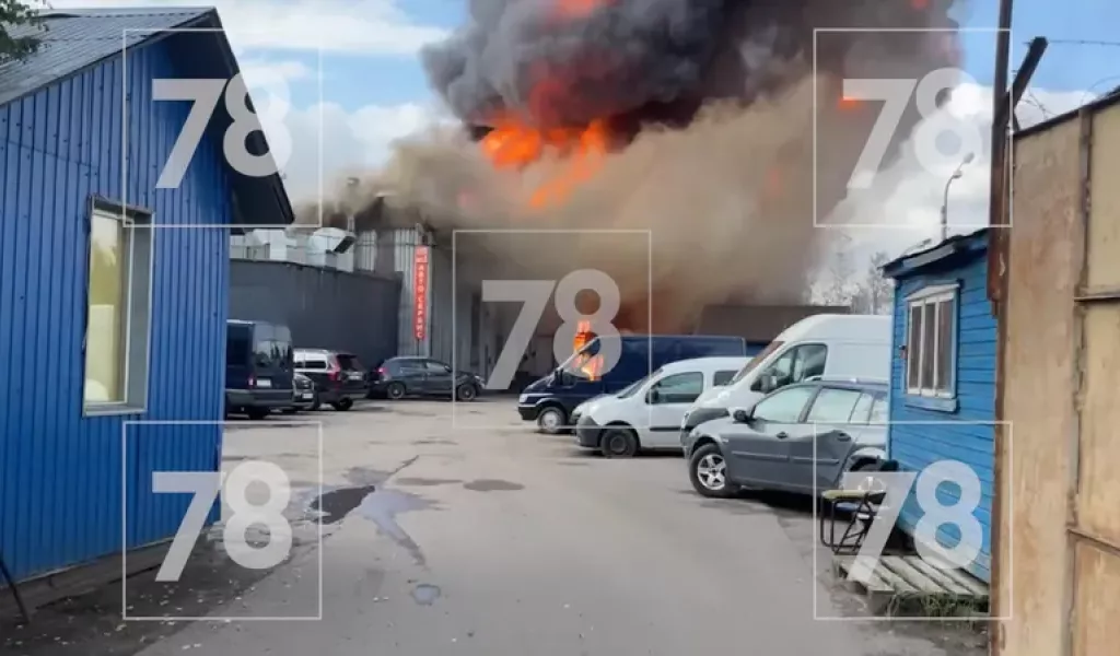 В Санкт-Петербурге горит нефтебаза