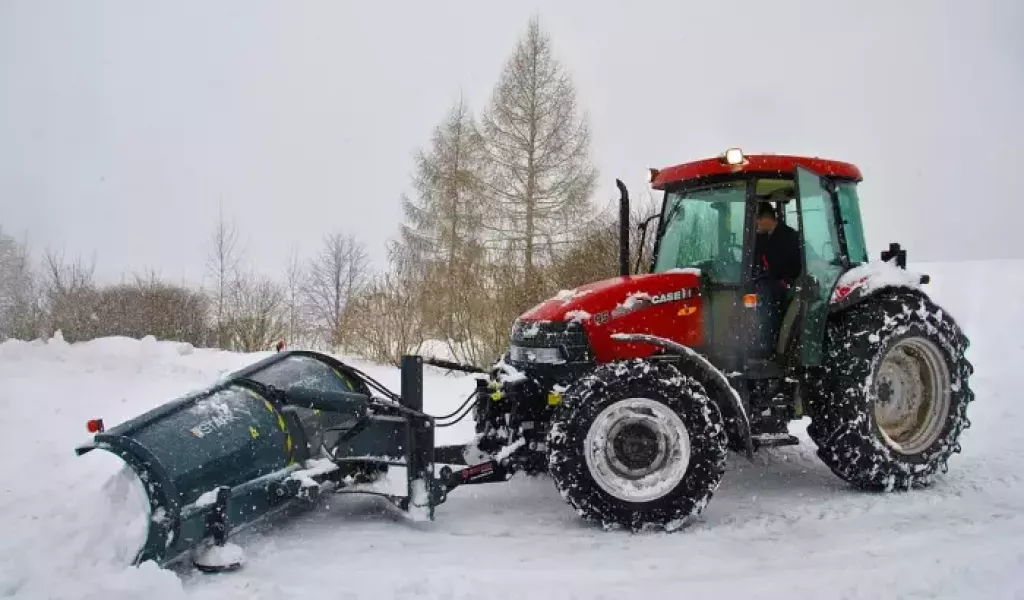 Более 1,2 тысяч единиц спецтехники обработали дороги в Подмосковье