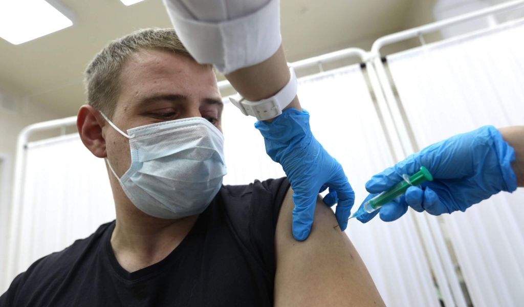 Несмотря на высокий процент вакцинированных, Европу охватила массовая волна коронавируса