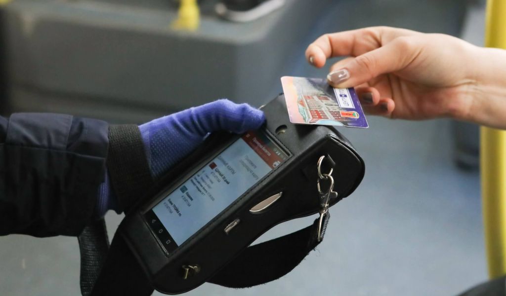 Смольный потратит 117 млн рублей на закупку сканеров QR-кодов в общественный транспорт