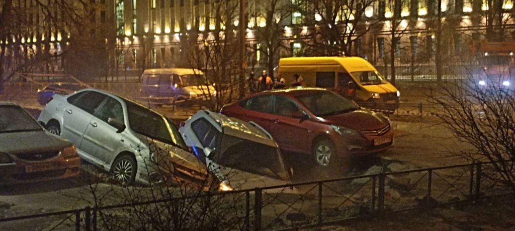 В Петербурге из-за коммунальной аварии машины провалились под асфальт