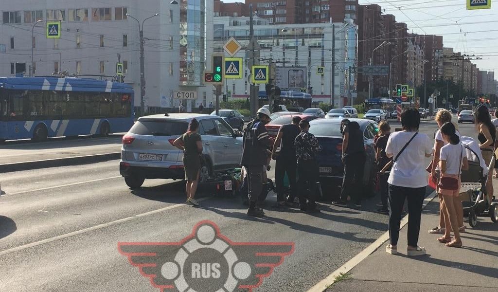 В Петербурге в ДТП на пересечении Ленинского проспекта и улицы Десантников погиб мотоциклист