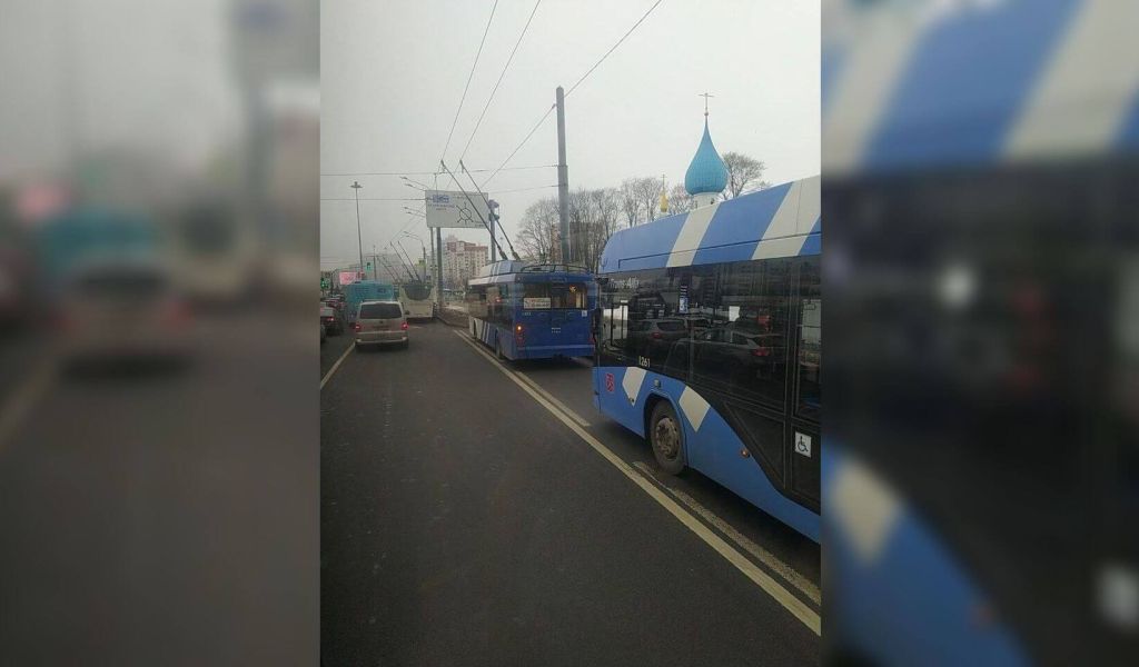 Из-за ДТП с троллейбусом в Петербурге образовалась большая пробка