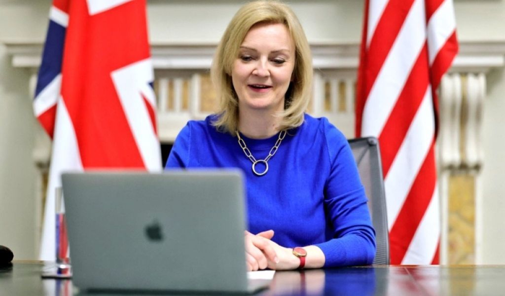 Британцы жестко раскритиковали Трасс за ее слова о предупреждении Путина