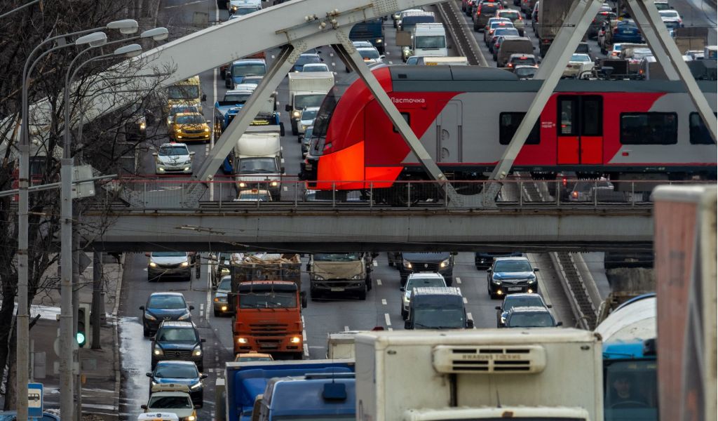 Петербург встал в пробки в первый день ПМЭФ