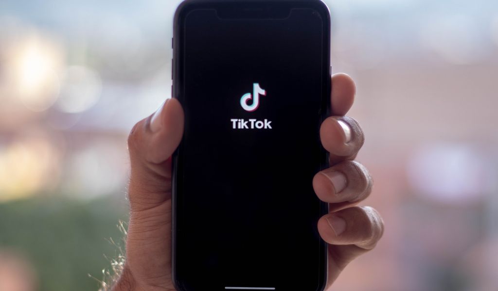 Соцсеть TikTok будет автоматически удалять видео с запрещенным контентом