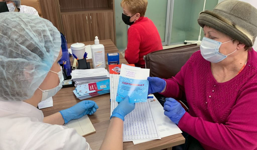 В трех районах Петербурга стартовала вакцинация «КовиВак»