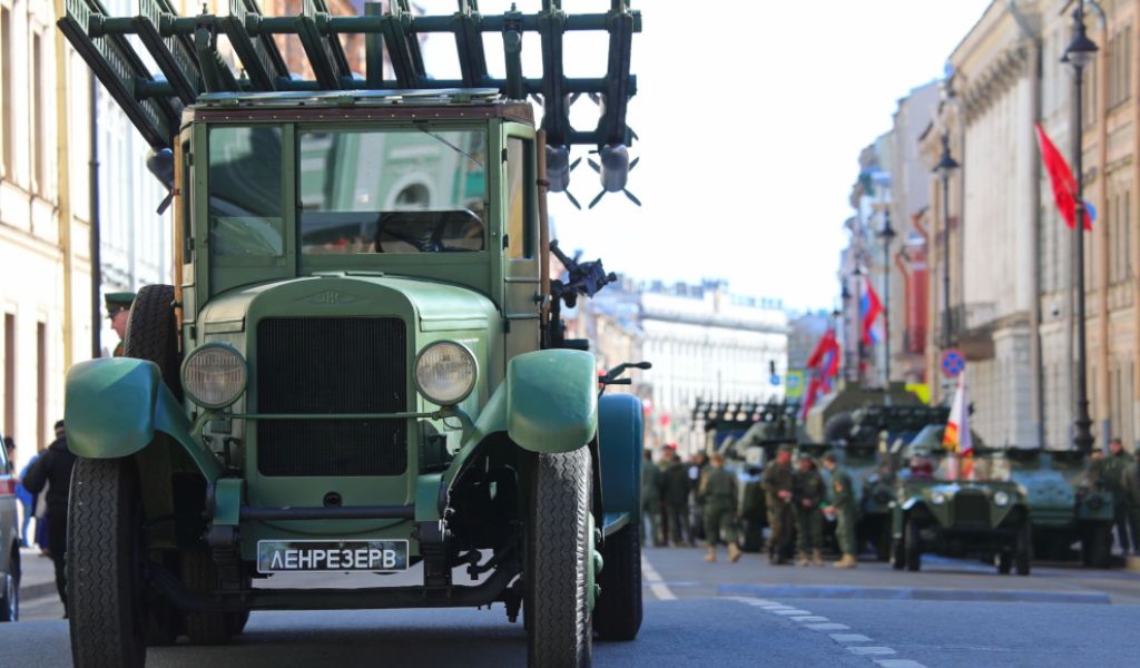 Кто отвечает за военные салюты в Петербурге