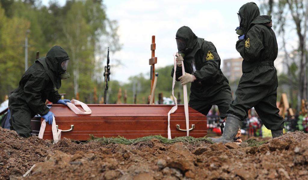 В России впервые зарегистрировали более 800 смертей за сутки от коронавируса SARS-CoV-2