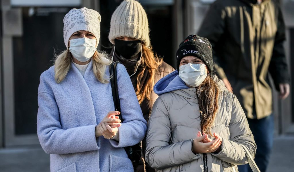 Доктор медицинских наук Еделев на примере Великобритании объяснил, что поможет России победить «омикрон»-штамм