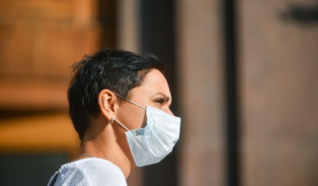 «Билет в прежнюю жизнь»: почему вакцинация не предотвратила пятую волну COVID-19