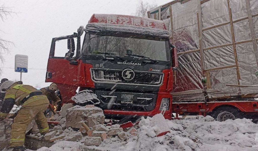 Фура врезалась в остановку в Омутнинске: пострадали три человека