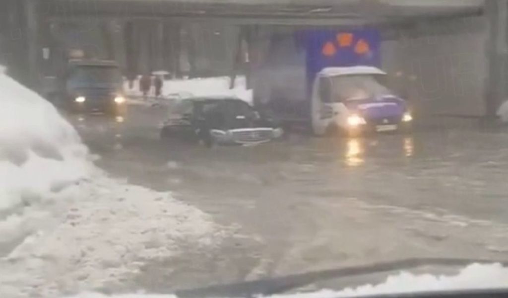 Петербуржцам объяснили, почему город тонет в огромных лужах