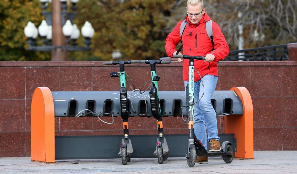 В Петербурге запретят разбрасывать электросамокаты у метро и остановок