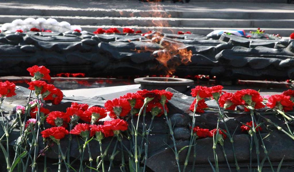 Киевляне несут цветы к Вечному огню 9 мая, игнорируя официальный перенос Дня Победы
