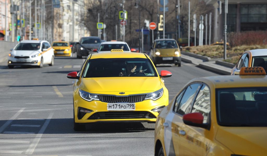 В Петербурге таксист напал на пассажира, протащив его по асфальту