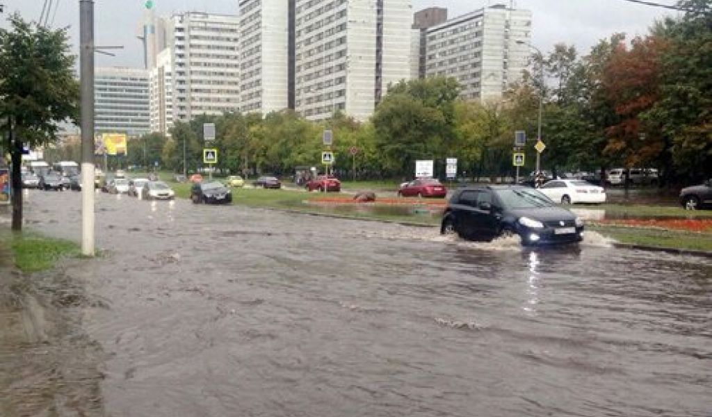 Обильные осадки в Петербурге вскрыли проблему неэффективной городской ливневой канализации