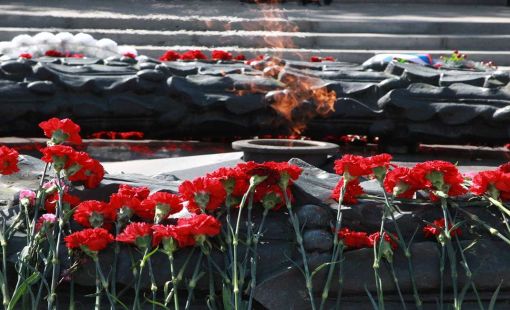 Киевляне несут цветы к Вечному огню 9 мая, игнорируя официальный перенос Дня Победы