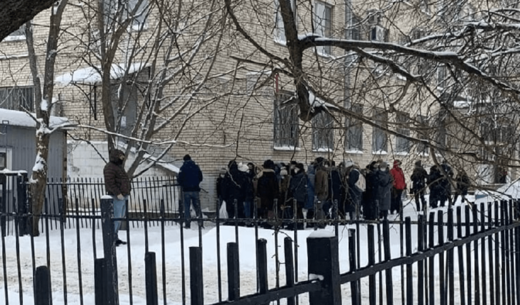 Василеостровцы стоят в очереди на закрытие больничных у поликлиники
