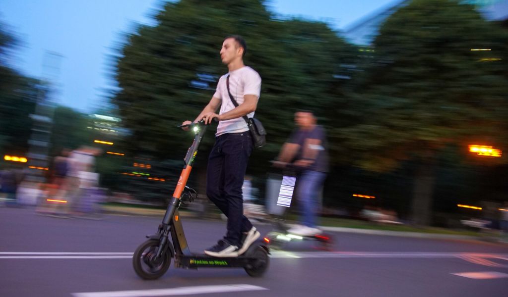 В петербургских больницах не хватает ниток для раненных самокатчиков