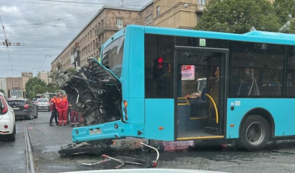 В Петербурге из-за снятого асфальта автобус чуть не потерял двигатель