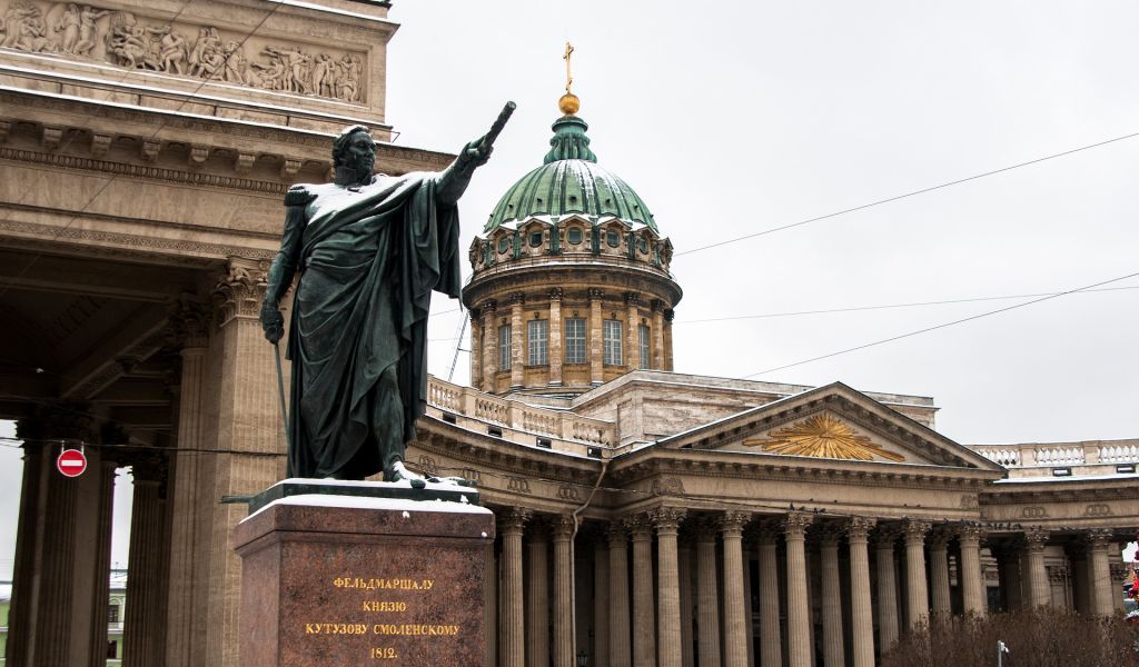 Накануне Дня города в Петербурге помыли памятники Кутузову и Барклаю-де-Толли