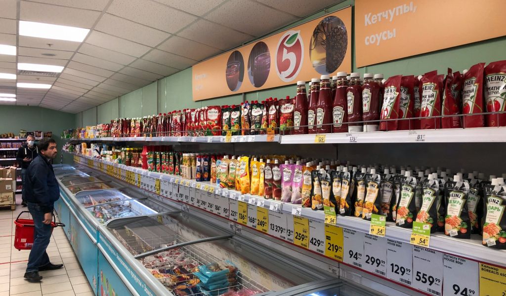 Смольный оценил возможность раздачи просроченных продуктов в магазинах