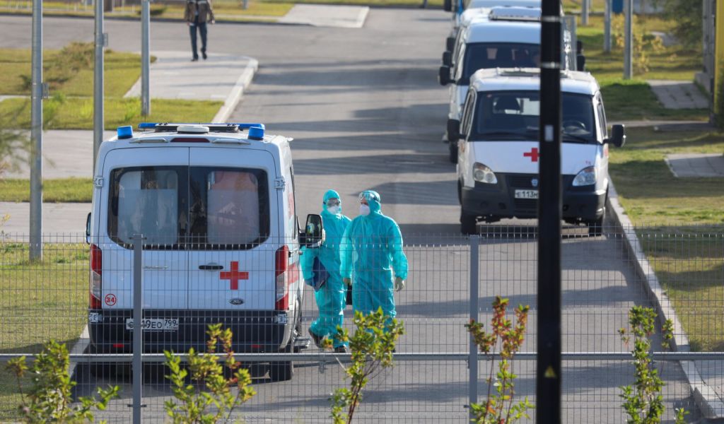 В Петербурге непривитых медиков оставят без выплат в случае заражения COVID-19