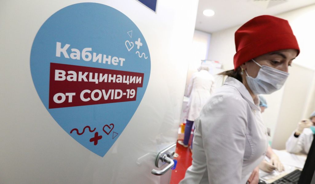 Кому положена обязательная вакцинация от коронавируса в Москве и Подмосковье