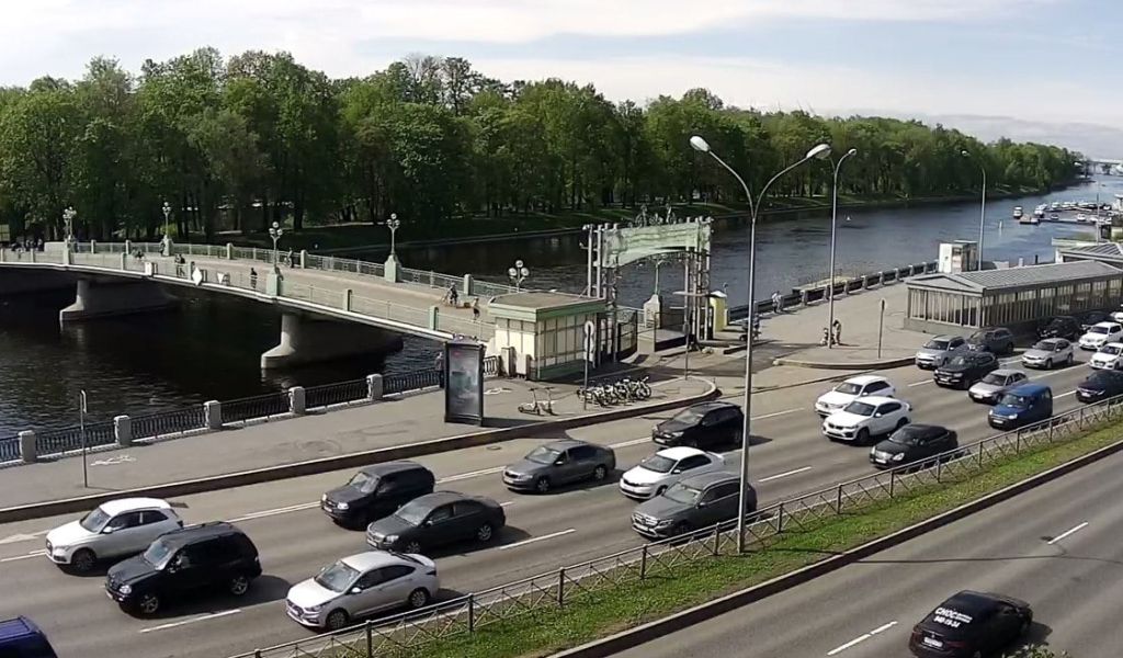 К пробкам на Приморском проспекте в Петербурге привели нарушения во время дорожных работ