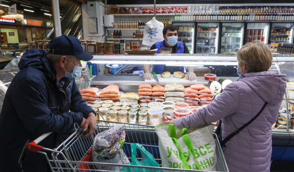 Иммунолог Болибок объяснил, как не заразиться коронавирусом при походе в магазин