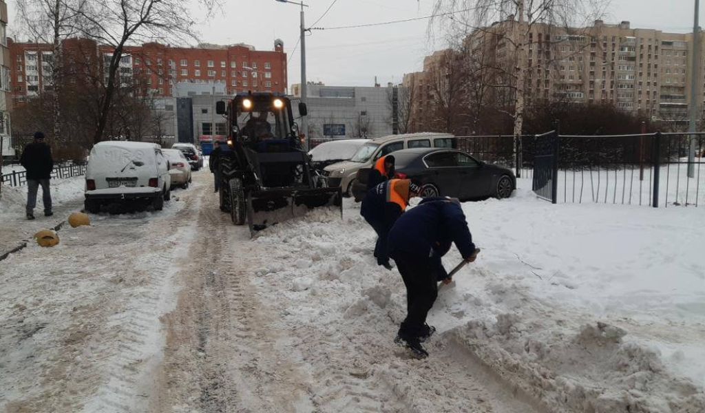 Автомобили петербуржцев попали в «снежный плен» после работы снегоуборщиков