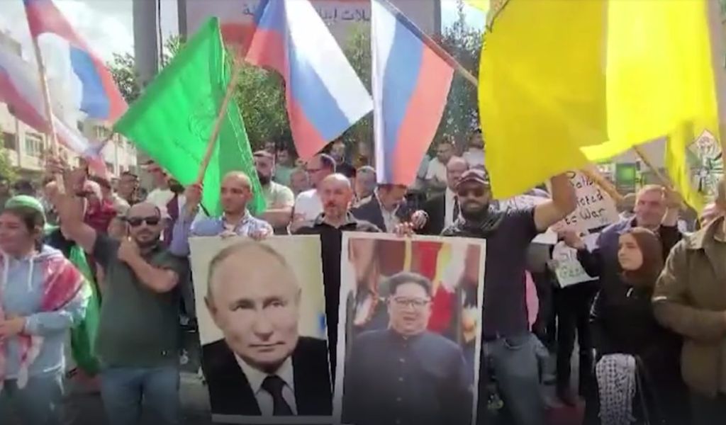 RT: палестинцы вышли на митинг против агрессии Израиля с портретами Путина и Ким Чен Ына