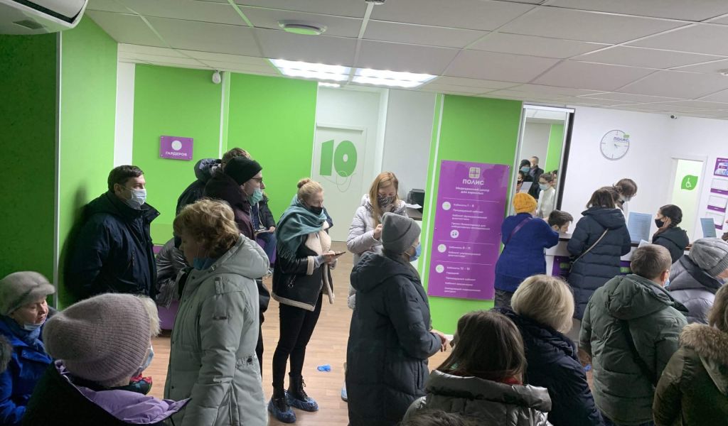 Многочасовые очереди в больницы Петербурга вернулись несмотря на заявление Комздрава