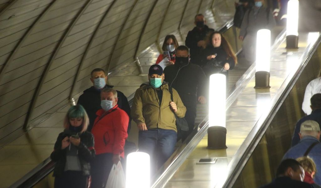 Пассажиры петербургского метро не смогли оплатить проезд банковской картой