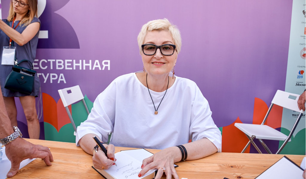 Писательница Татьяна Устинова рассказала о связи чтения и курения