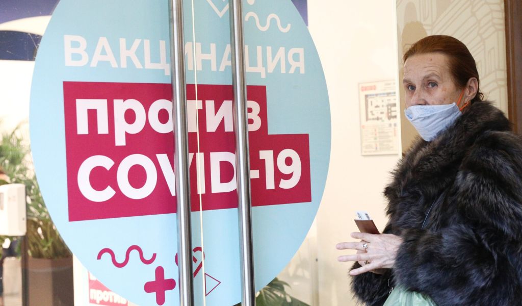 В Минздраве предупредили о возможности заражения коронавирусом от привитых людей