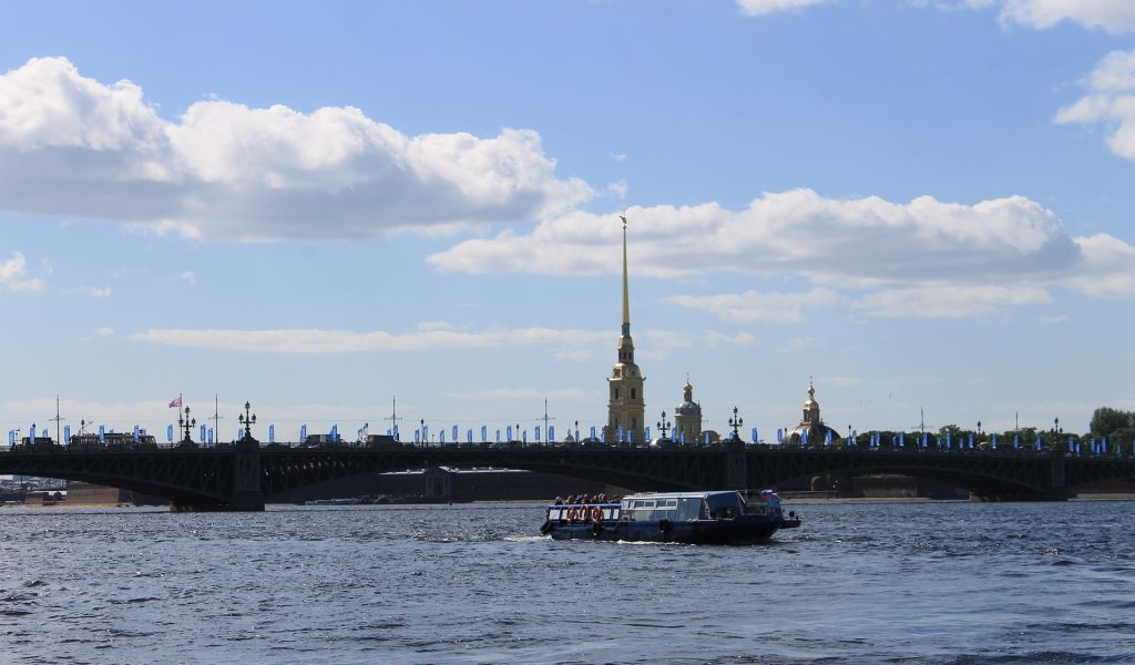 В Петербурге прогулочный катер «Мастер» столкнулся с опорой Аничкова моста