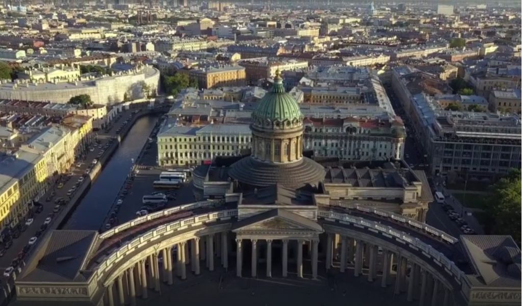 Туристы в Петербурге за год потратили на покупку сувениров почти 12 млрд рублей