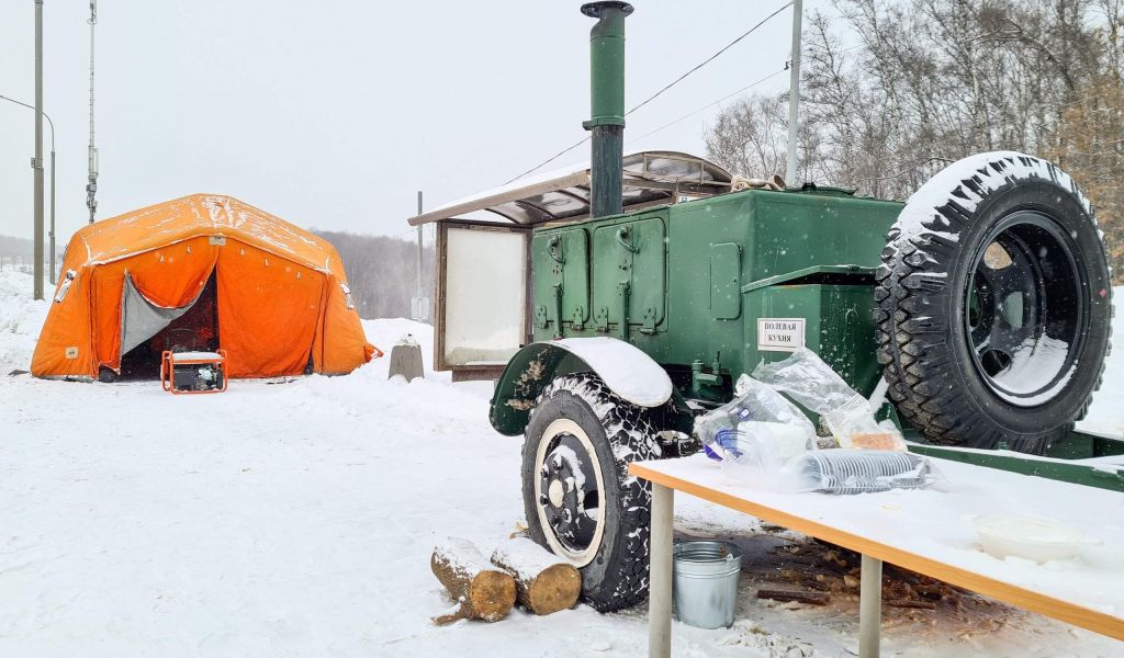 МЧС развернуло пункты обогрева на гигантской пробке на Московском шоссе в Петербурге