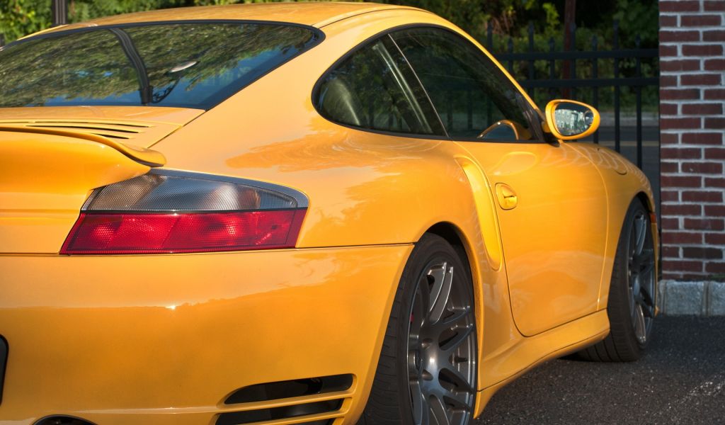 Полиция ищет водителя Porsche 911 Turbo S, устроившего гонки в центре Петербурга