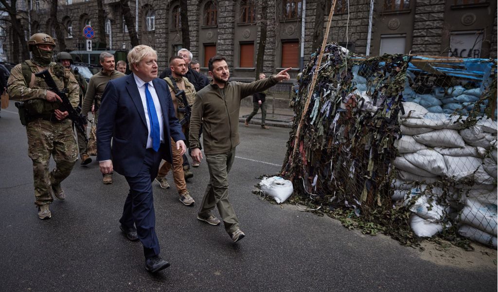 Запад умышленно затягивает конфликт на Украине