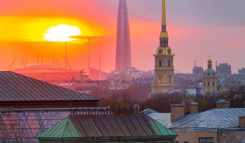 В Петербурге открыли новое пространство со скамейками и спусками к воде