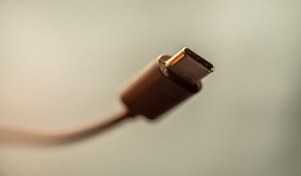 Apple представила переходники с USB-C на Lightning для новых iPhone 15