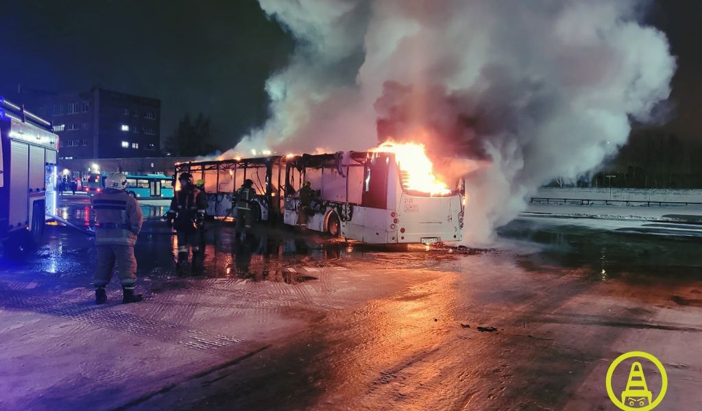 В Приморском районе Петербурга сгорел пассажирский автобус